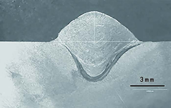 焊缝下方的深色区域显示出良好的 MIG 焊缝的深度熔深和完全熔合。