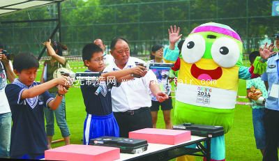 青奥会现代五项体育启蒙活动演练现场。本报记者  冯芃摄